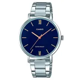 Reloj Casio con caja y correa de acero plateado, esfera azul y cristal mineral.