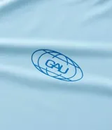 Musculosa deportiva de hombre, color celeste claro, corte regular y cuello redondo. Presenta un logo estampado en el pecho con la palabra "GAU" dentro de una figura ovalada. En el cuello tiene un texto repetido que dice "BETTER EACH DAY".