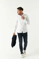 Camisa blanca de hombre, de corte slim, con cuello italiano y logo bordado.