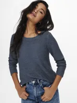 Sweater de punto color azul con cuello redondo y mangas largas.