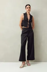 Pantalón ancho negro de tiro alto, confeccionado en poliéster.