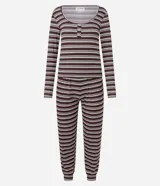 Conjunto de pijama femenino de dos piezas, compuesto por una blusa de manga larga con escote redondo y tres botones decorativos, y un pantalón largo con cintura elástica y puños ajustados. El tejido es rib con estampado de rayas horizontales en tonos oscuros y claros.