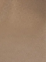 Cartera Calvin Klein tipo bucket color beige con monograma en relieve. Tiene correa ajustable para usar al hombro o cruzada, y cierre de cremallera.