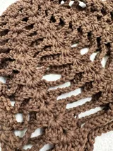 Casquete de crochet color rojo, con diseño de malla y confeccionado en hilo de algodón.