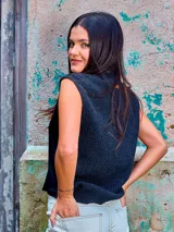 Chaleco negro sin mangas con cuello alto, confeccionado en seda y lana. Hecho en Uruguay.