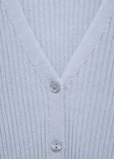 Cardigan celeste de punto de canalé con escote de pico, cierre frontal con botones y mangas largas.