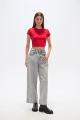 Pantalón recto de algodón a rayas verticales en tonos grisáceos.