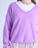 Sweater negro de cashmere cepillada con cuello en V, corte oversize, mangas largas y terminaciones acanaladas.