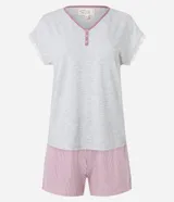 Conjunto de pijama corto compuesto por una blusa gris con cuello en V rosado, botones decorativos y encaje en las mangas cortas, y un short a rayas verticales rosadas y blancas con cintura elástica.