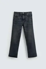 Pantalón de jean de tiro medio, color gris oscuro con efecto lavado, corte ajustado en la parte superior y acampanado desde la rodilla, con cinco bolsillos y cierre frontal con cremallera y botón.