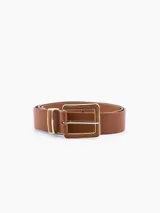 Cinturón color marrón con hebilla rectangular dorada.