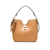 Cartera de hombro estructurada color camel, con asa corta fija y correa larga regulable y desmontable. Presenta un broche giratorio metálico en la parte superior y un detalle de herraje metálico en el frente con el logo XL aplicado.