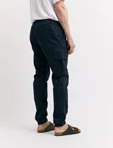Pantalón cargo verde con bolsillos laterales, corte slim fit y tobillos elastizados.