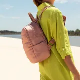 Mochila capitoneada color verde militar, confeccionada en nylon. Tiene apertura superior con cierre y tiradores metálicos, bolsillos internos, bolsillo frontal con cierre metálico, correa corta de mano y correas de galón regulables para colgar en la espalda.