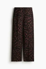 Pantalón sastrero de tiro alto con estampado de leopardo en tonos marrón y negro. Presenta piernas rectas con raya marcada y bolsillos al bies.