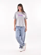 Remera color ladrillo con estampado de olas y texto "Waves of Life" en blanco.