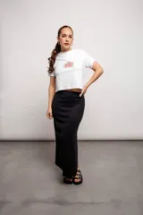 Pollera larga negra de corte recto.