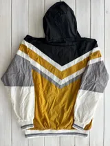 Campera deportiva con capucha, color gris, beige, negro y amarillo.