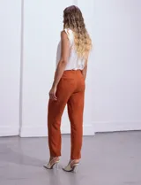 Pantalón negro de gabardina elastizada, corte recto, con bolsillos delanteros y traseros. Marca Zac & Rachel.