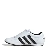 Championes Adidas Tekwen, color blanco con las tres tiras negras, sin cordones y con ajuste de velcro.
