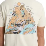 Remera color crema con estampado en el pecho de un auto con tablas de surf y el texto "Roark".