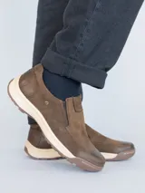 Zapato casual Hush Puppies modelo Consin, color marrón oscuro, de cuero, con cuello acolchado y sistema de calce slip-on.