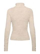 Sweater de punto color beige, con cuello alto y mangas largas.