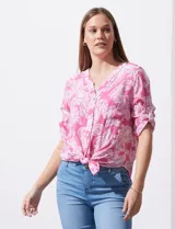 Blusa de gasa estampada color celeste con diseño paisley, marca Ruby Rd. Cuello a la base, escote en v y abertura con botones. Delantera con bolsillos. Largo de manga regulable con presilla y botón. Terminación de ruedo con nudo.
