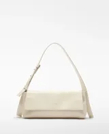 Bolso de hombro tipo baguette color blanco hueso, con textura craquelada y acabado brillante. Cierre magnético con solapa frontal y asa corta regulable.