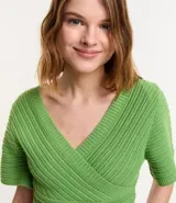Blusa cropped de punto color verde, con escote cruzado en V y mangas cortas.