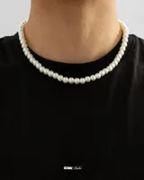 Collar de perlas blancas.