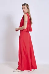 Pantalón ancho de tiro alto color rojo, con pliegues verticales en la parte superior y caída fluida.