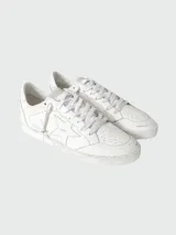 Championes Golden Goose modelo Ball Star, color blanco con detalles en gris. Confeccionados en cuero, con cordones y estrella distintiva de la marca en el lateral. Suela con efecto vintage.