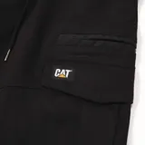 Short negro de trabajo con bolsillos cargo laterales, cintura elástica con cordón ajustable y logo de la marca Caterpillar (CAT) en el bolsillo.