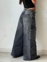 Pantalón cargo de denim gris con bolsillos grandes y apliques de strass.