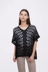 Poncho calado negro con escote en V y mangas cortas.