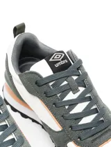 Championes urbanos Umbro Venturi, con capellada de cuero y mesh, forro de mesh, plantilla de mesh y espuma, y suela de EVA y TPR.