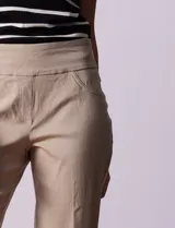 Pantalón capri color beige de gabardina elastizada, marca Ruby Rd. Delantera con bolsillos simulados, trasera con bolsillos aplicados. Pretina ancha, corte recto y terminación de ruedo con detalle calado.