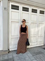 Pollera larga estampada con diseño de leopardo, corte fluido y cintura elástica.