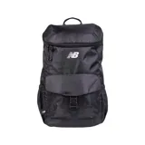Mochila New Balance negra, modelo Top Loader, con logo blanco estampado en el frente. Cuenta con un bolsillo frontal con hebilla, bolsillos laterales y cierre superior con cordón ajustable.