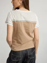 Remera color crudo de algodón, con bolsillo en el pecho y bordes con costuras a la vista.