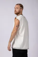 Musculosa color crudo de algodón estilo sudadera, corte oversize, con costuras verticales visibles en el frente y ruedo.