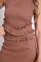 Falda corta de color marrón con detalle de volados en la cintura y corte recto.