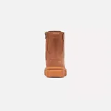 Bota de cuero negra con cordones, suela de goma y tirador trasero.