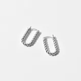 Aros de plata enchapada con diseño trenzado, estilo contemporáneo.