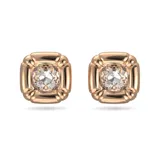 Par de aros Swarovski con cristales morados tallados con precisión y engastes brillantes en tono oro rosa. Cierre de botón. Pertenecen a la familia Dulcis, diseñada por la directora creativa Giovanna Engelbert para la Collection II.