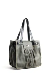 Cartera tipo tote de gamuza color marrón con flecos y detalles en cuero negro charol.