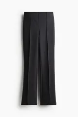 Pantalón de vestir de punto color gris oscuro, de tiro alto con elástico oculto en la cintura y piernas rectas con pliegues cosidos adelante.