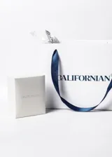 Cadena de plata 925 hipoalergénica con dije ovalado de piedra natural granate y pequeñas esferas de plata.