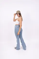 Pantalón de jean celeste con roturas en las rodillas, corte acampanado y tiro alto.